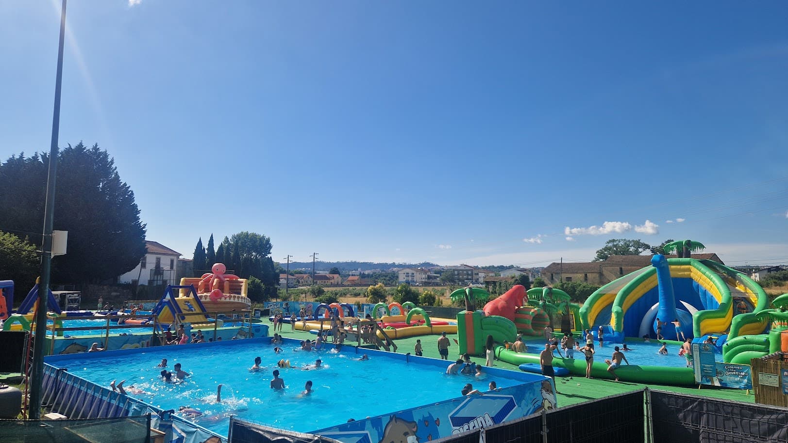 Vista panorâmica do parque com piscinas e insufláveis