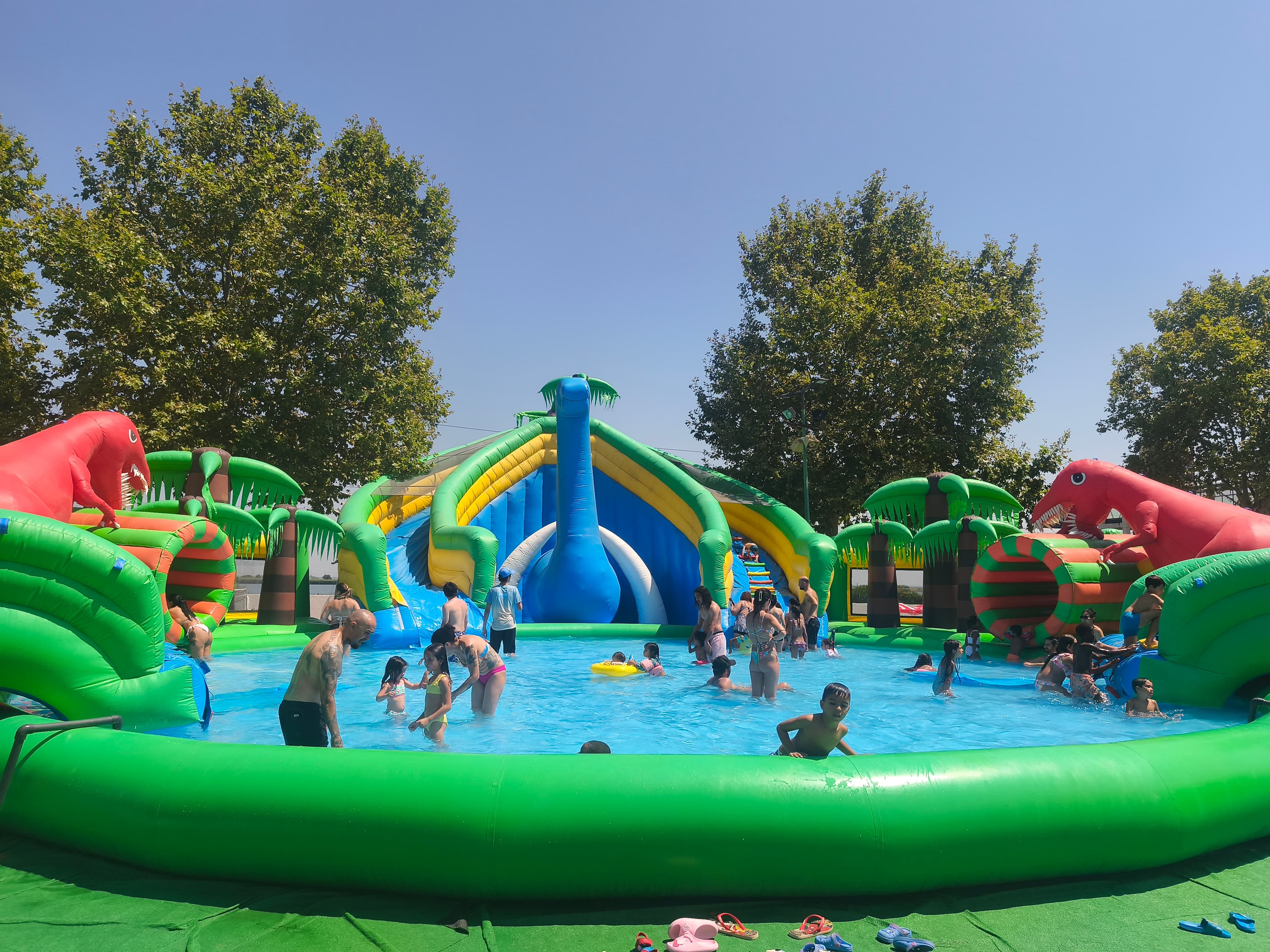 Jurassic Aqua — crianças a brincar na zona temática